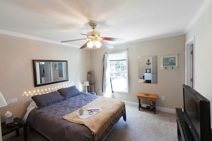 Downtown Beach Room|FREE PARKING|Private Bathroom