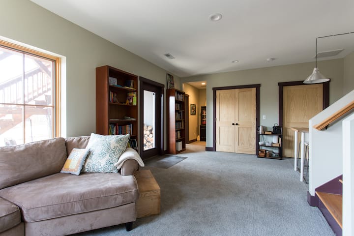 อพาร์ทเมนท์ชั้นใต้ดินที่สร้างขึ้นใหม่นี้มีแสงธรรมชาติมากมายและให้ความรู้สึกเปิดโล่งและผ่อนคลาย