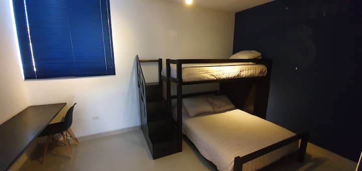 Spavaća soba 2, jedan bračni krevet i jedan jednostruki krevet na kat