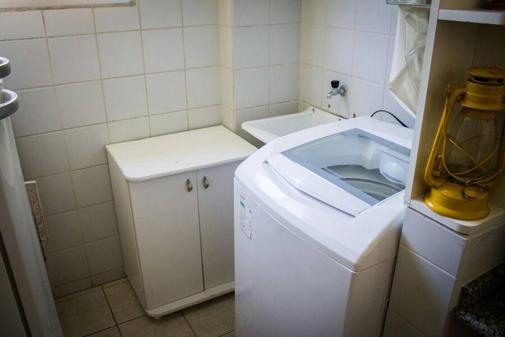 Área de serviço. OBS: há uma secadora de roupas acima da máquina de lavar.