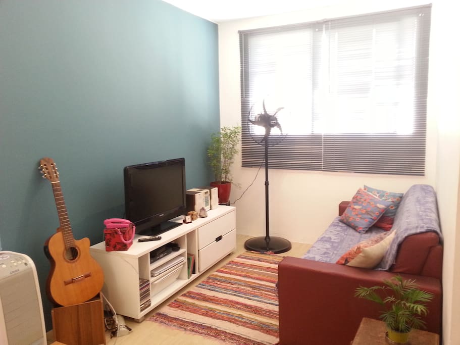 Sala com TV a cabo e WI FI