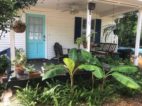 Cute Beachy House, Pet Friendly with Fenced Yard