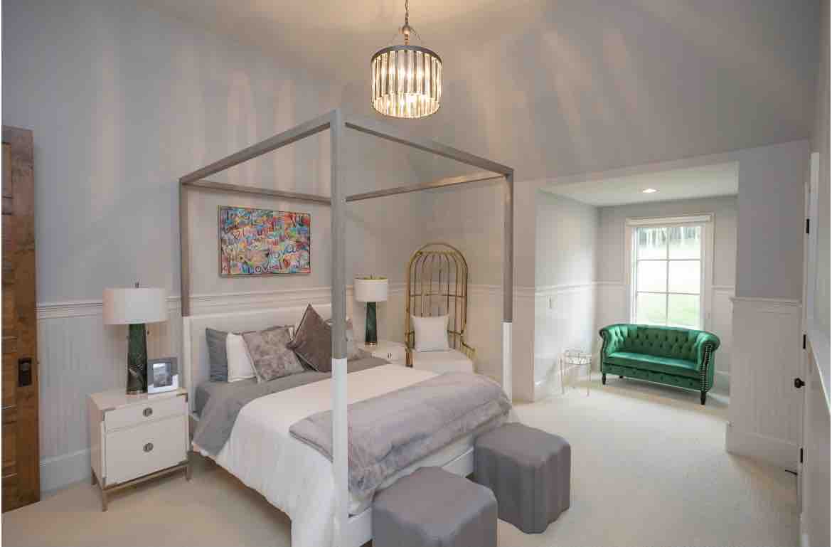 Spavaća soba na katu s bračnim krevetom (širine 150 - 179 cm) i kupaonicom pored koje se nalazi kupaonica