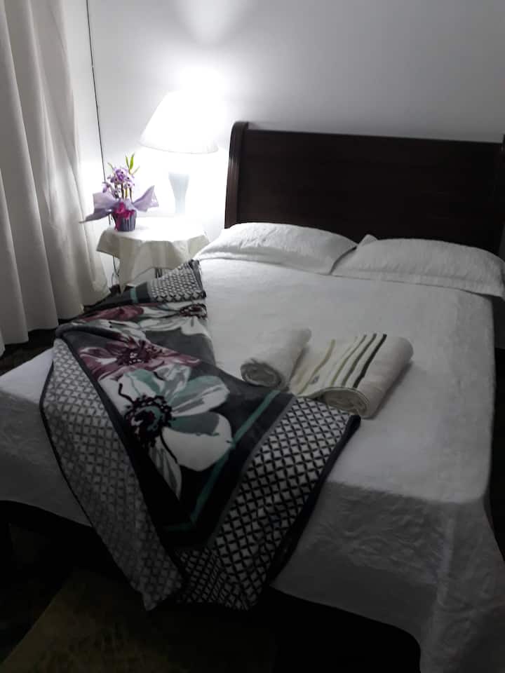 Това е уютно малко кътче за почивка, а

спалня за ремонт -  1 двойно легло за 1 или 2 души и дори 1 двойка


Изобилие от спокойствие за вас, които  също жадувате за запазен доход от домашния си живот