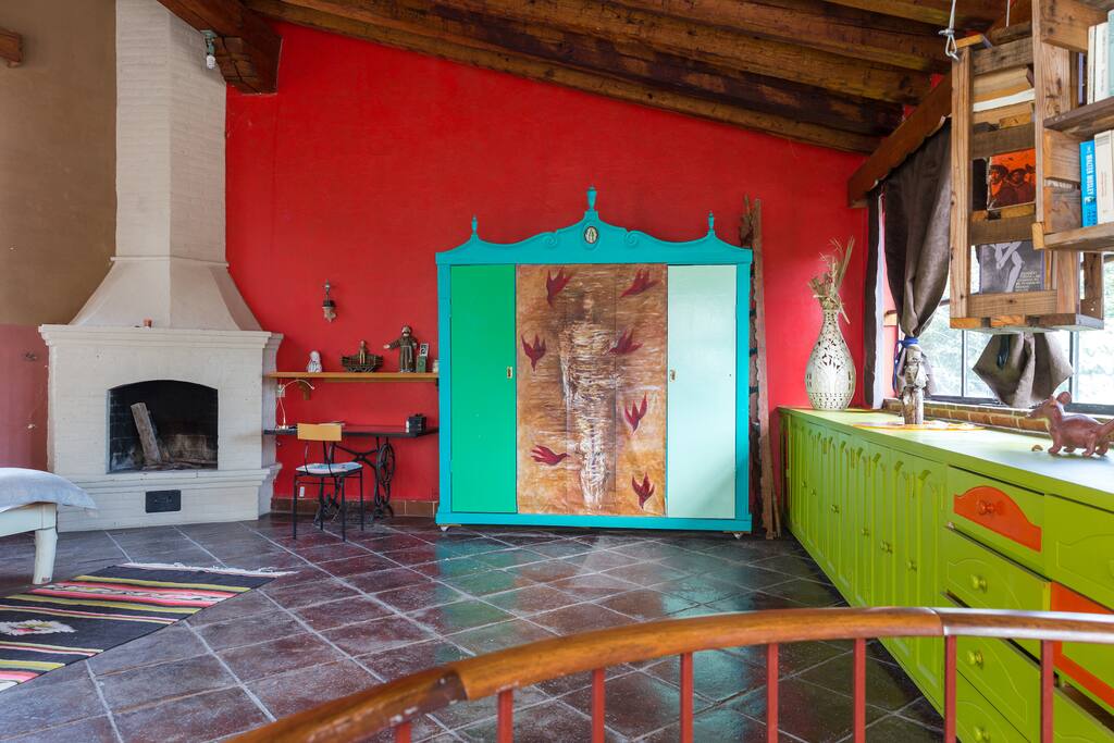 Otra vista de la chimenea y closet- arte objeto
