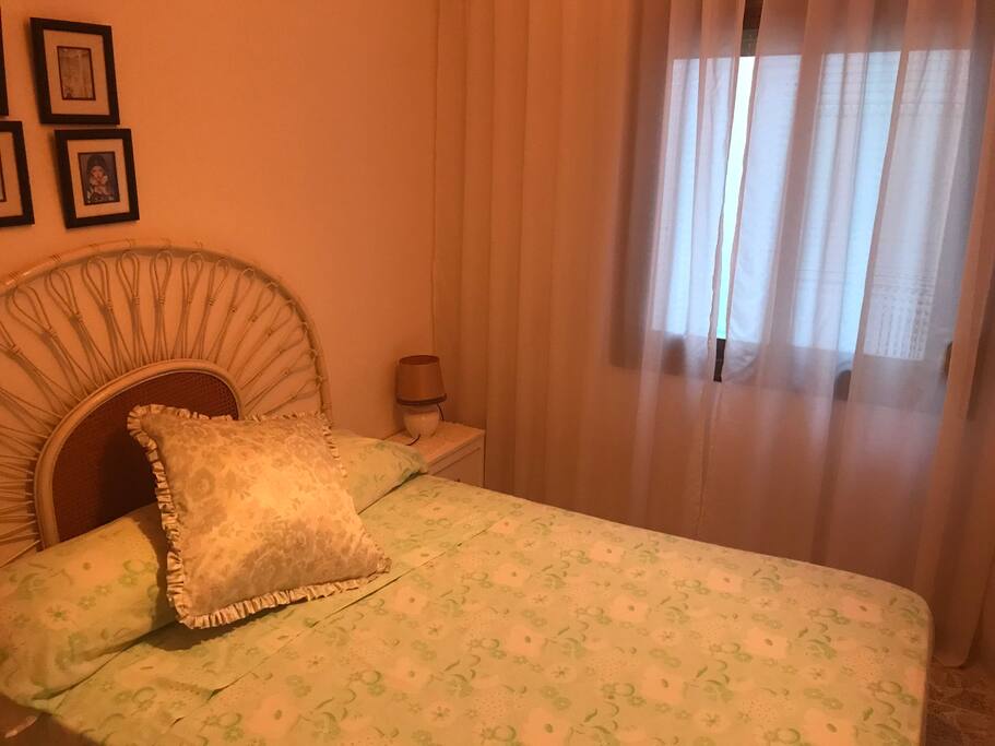 Habitación con cama doble,armario y cajonera