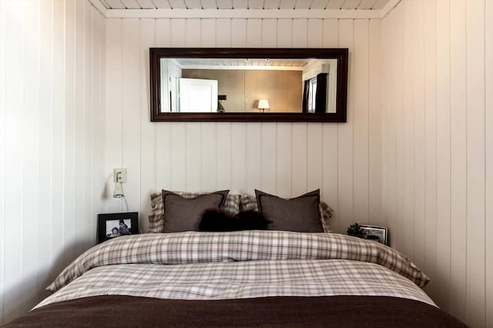 Chumba cha kulala 1 na kitanda cha watu wawili.