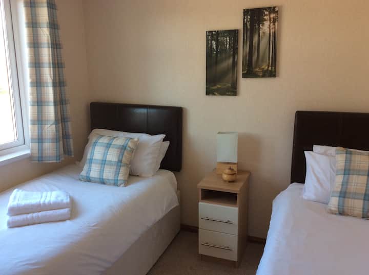 غرفة نوم مزدوجة مع خزانة ملابس ووحدة زينة عاكسة