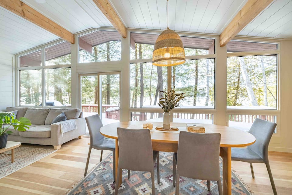 A glass-fronted cottage in the Muskoka woods, Lake of Bays, Ontario, Canada, photo 5 of 10