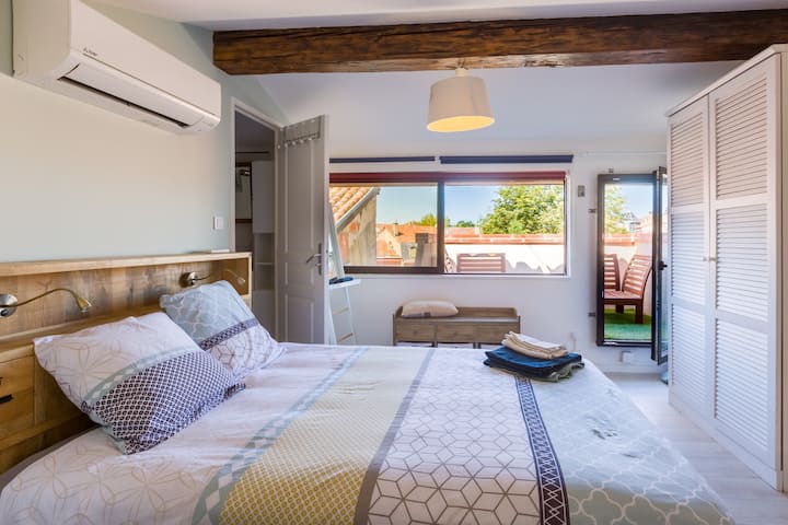 Chambre principale, déco 2020. Climatisée. Terrasse sans vis-à-vis, salle d'eau attenante, wc séparé. 