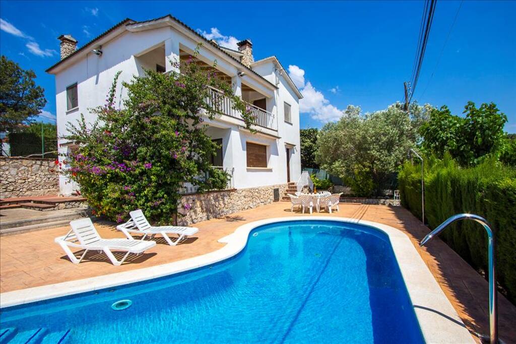 Private pool and facade