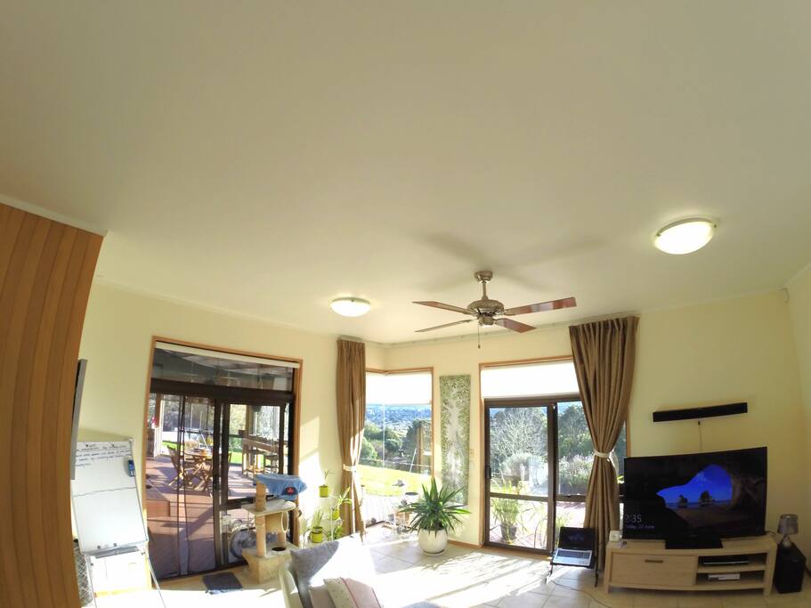 宽敞明亮的客厅,让您躺在沙发上也能看风景。
Large living room