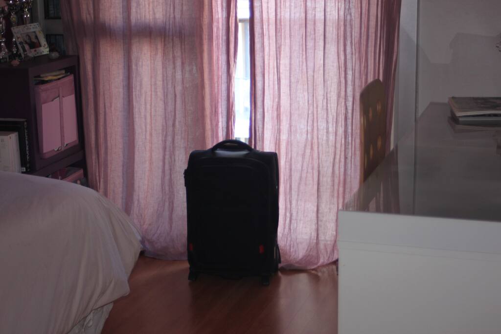 CHAMBRE 1 PERSONNE AVEC BUREAU ET WIFI