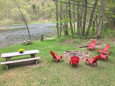 Cozy Pine Creek Waterfront Cottage (Cabin)