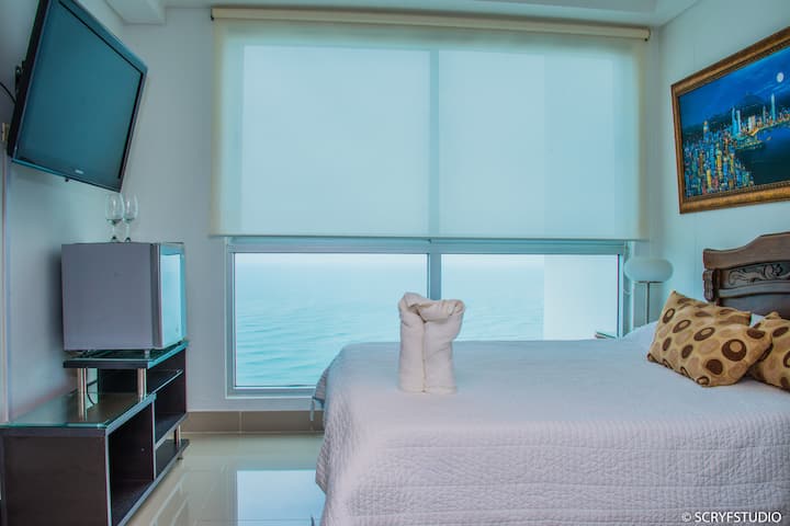 ห้องนอนใหญ่พร้อมวิวทะเลและมินิบาร์ทีวี HD และ WIFI และตู้นิรภัย