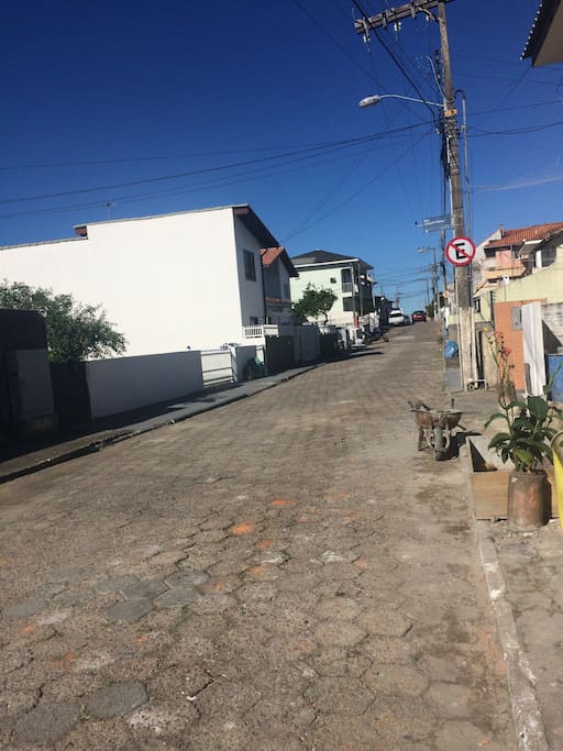 Rua Joaquim Neves com a praia ao final da rua