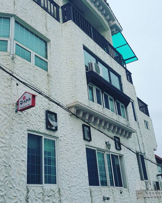 빨간 간판을 찾으세요:)