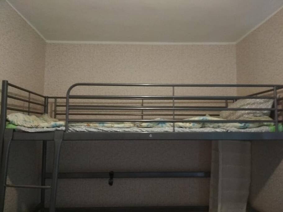 В комнате 2 кровати, одна из них - кровать-чердак.