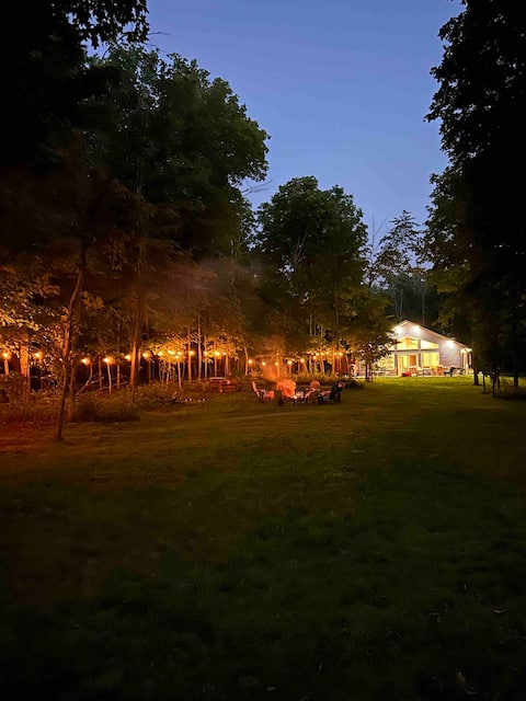 Private Cabin on Dead Lake- 14 acres, dog friendly