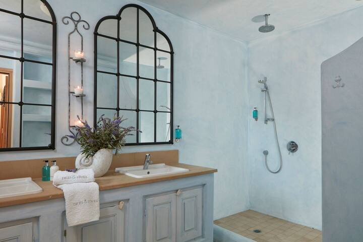 Diles & Rinies 7BDR Private Pools Villa sleeps 19 gallery image 3