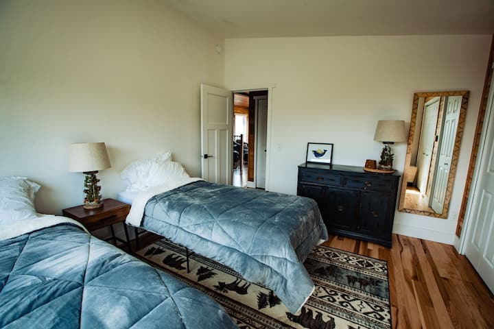 Chumba cha kulala cha ghorofani na 2 pacha XL au kiwe kitanda 1 cha mfalme