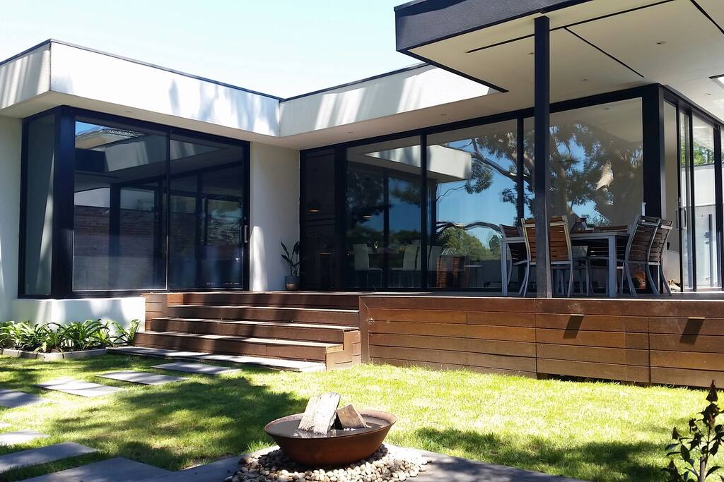 Contemporary indoor/outdoor living