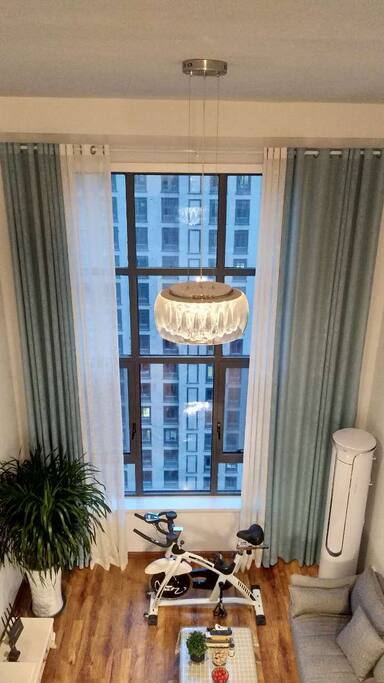loft客厅全景,水晶吊灯可调节,比较浪漫