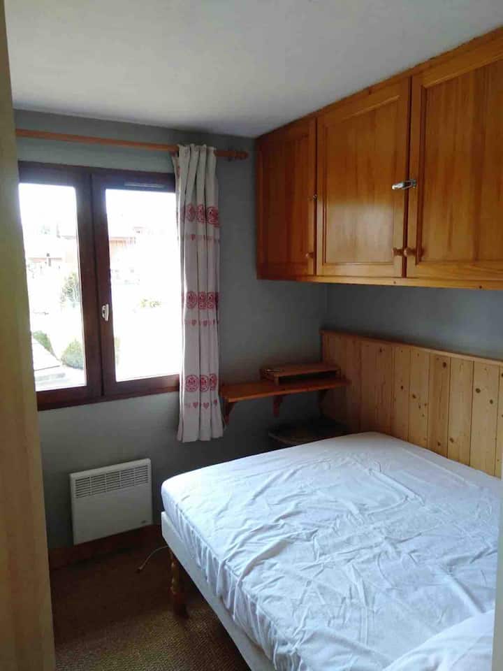 Oddelená spálňa. Malá, ale vybavená dostatkom úložného priestoru. 
Nová posteľná bielizeň (matrac, vankúše a prikrývka).  Posteľná bielizeň nie je k dispozícii. 