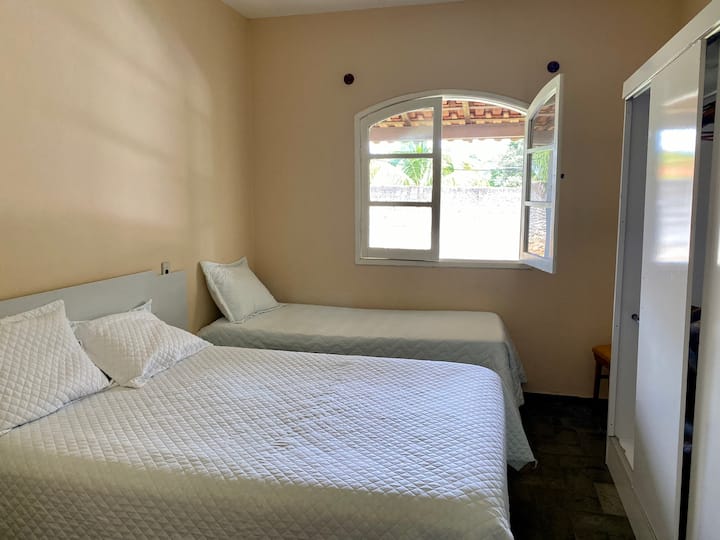 Dormitorio 4

1 cama de dos plazas
1 cama individual