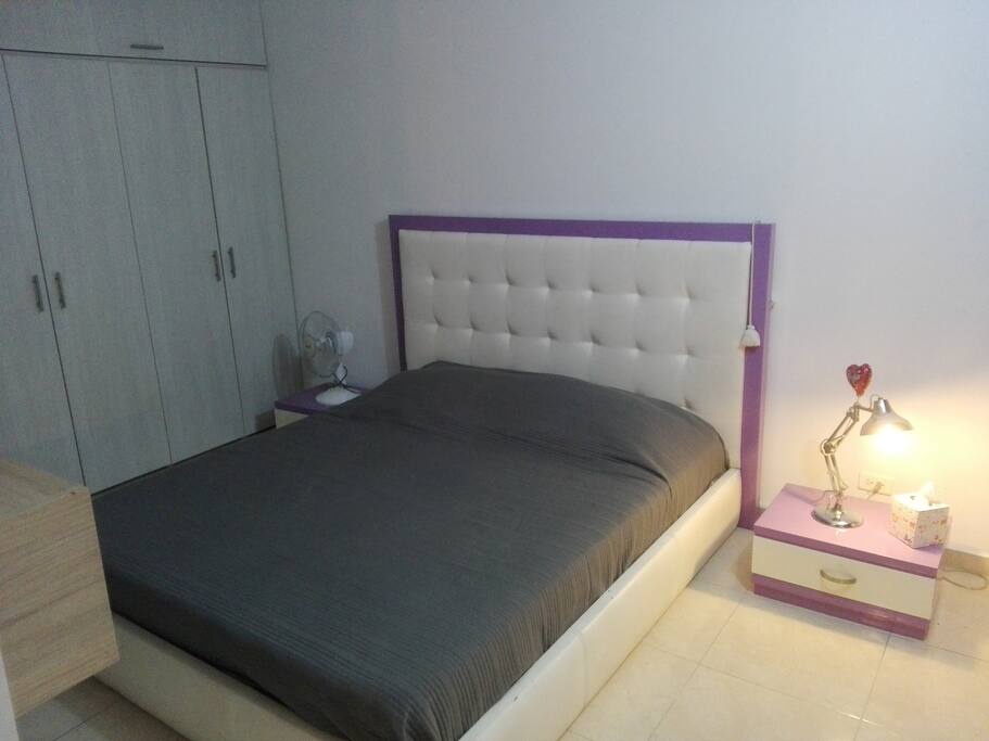 Agradable habitación principal con TV, DVD y ventilador