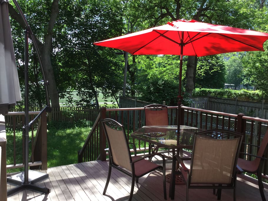 La terrasse ensoleillée à l'arrière - The sunny terrace