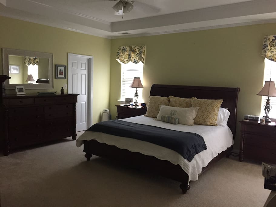 Master bedroom/king bed