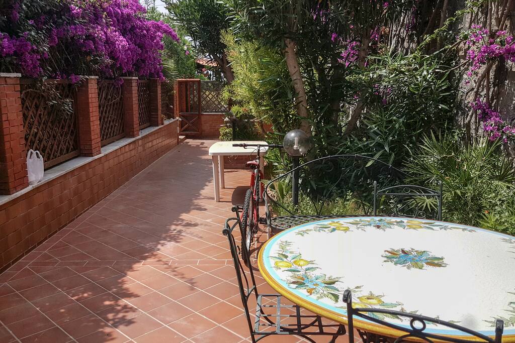 Giardino e vialetto
