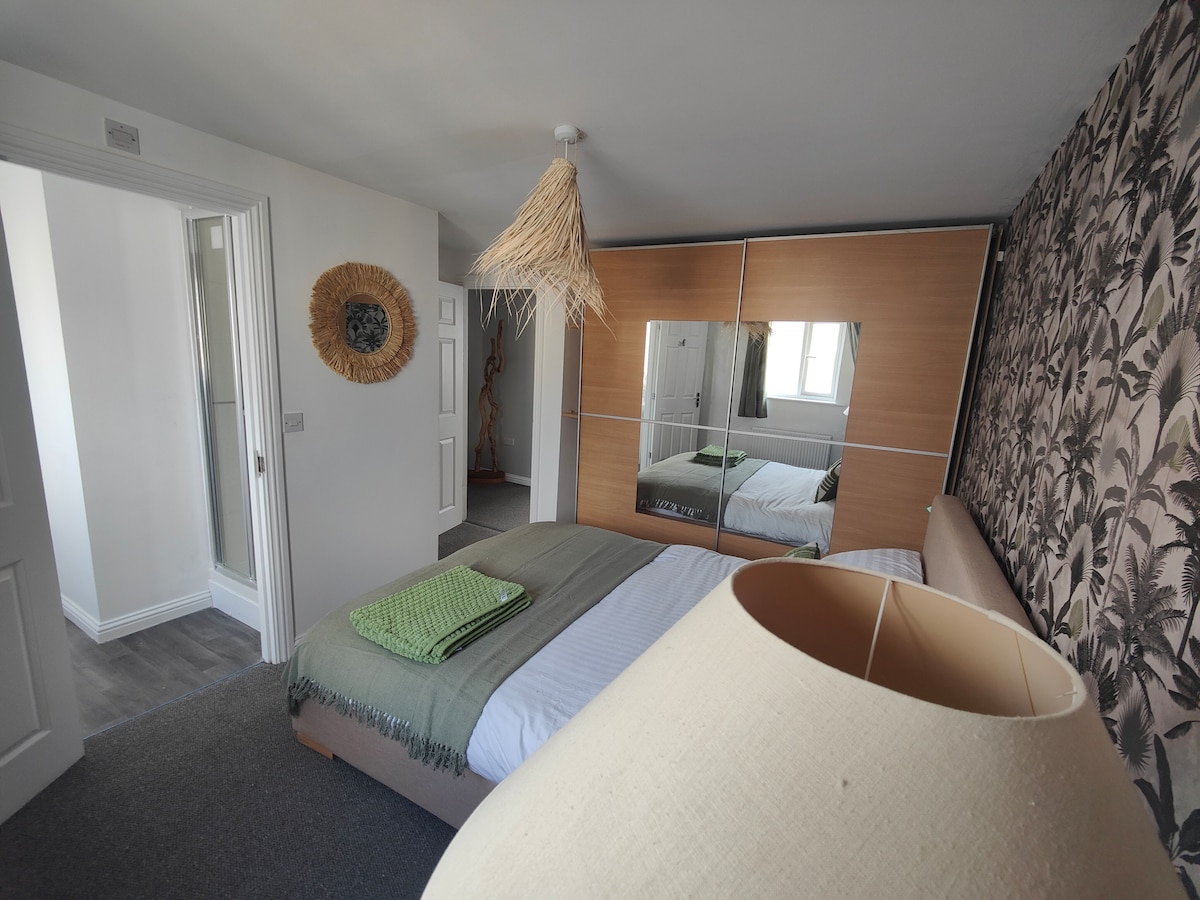 Главна спална соба со брачен кревет со сопствен тики стил !