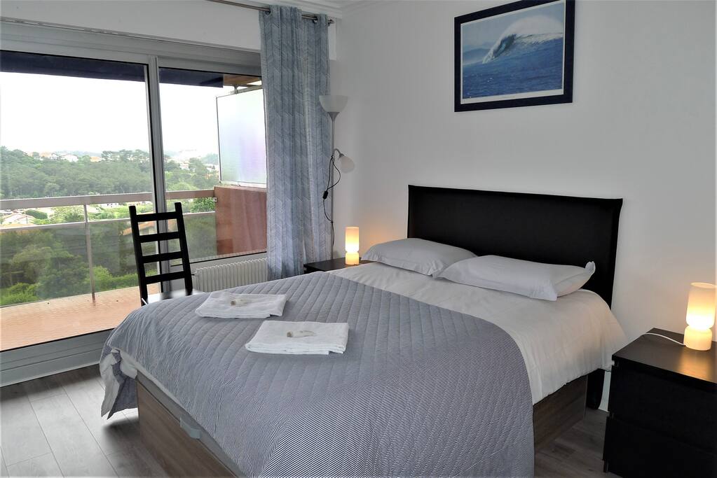 Chambre 1 lit double 140x190 avec accès terrasse côté Mer