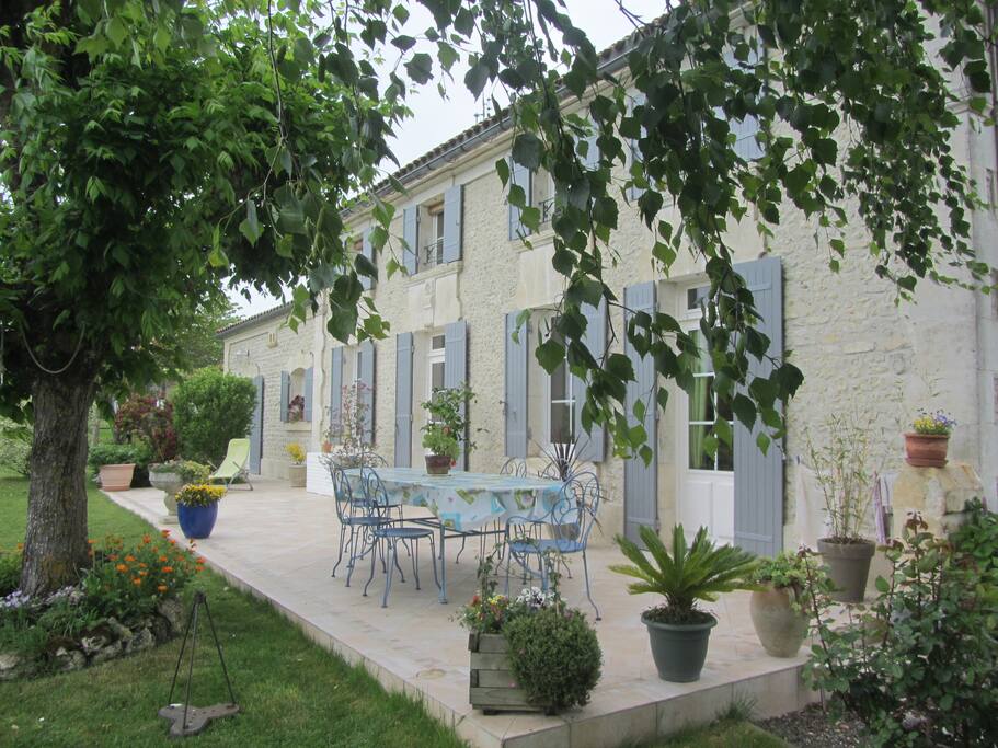 Terrasse pour prendre le petit déjeuner aux beaux jours