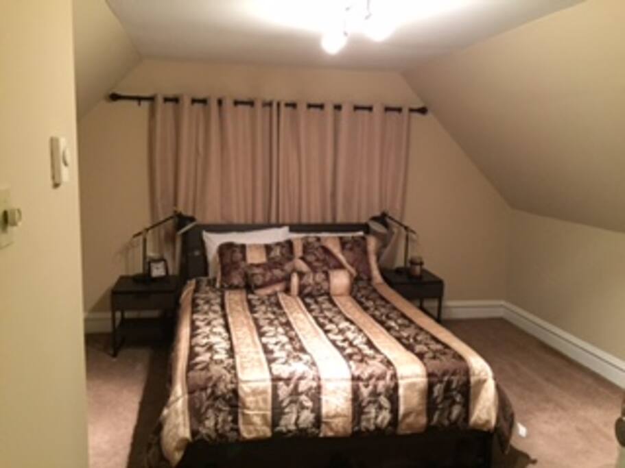 Queen bed with 100% cotton sheets