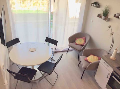 Propriété Airbnb réussie: Charming 2-bedroom apartment, attic parking – pool à Hyères