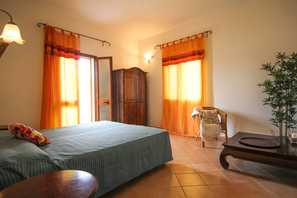 La camera da letto e il suo bagno privato si trovano al piano superiore di un appartamento su due livelli. La camera è molto spaziosa e luminosa, con due ampie finestre e un balcone dal quale è possibile ammirare il panorama sui monti di Villasimius.