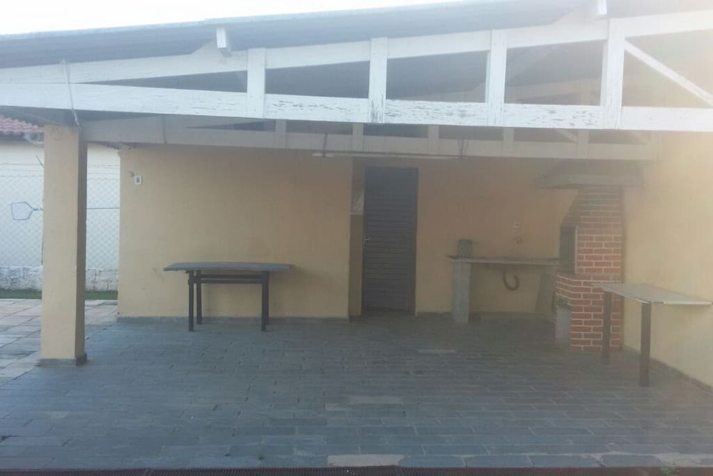 Área externa com churrasqueira
