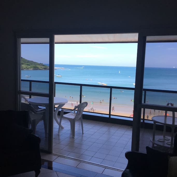 Sala de estar com a bela vista pro mar