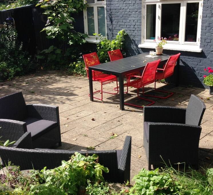 Stor terrasse bag huset