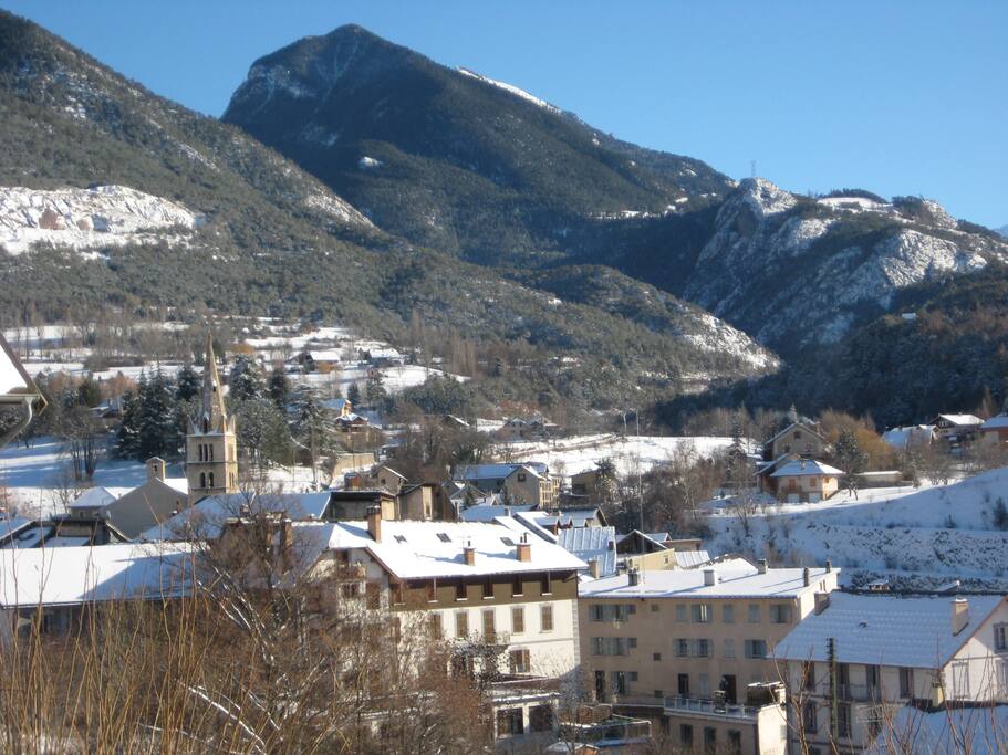 vue sur le village et la montée du col de Vars