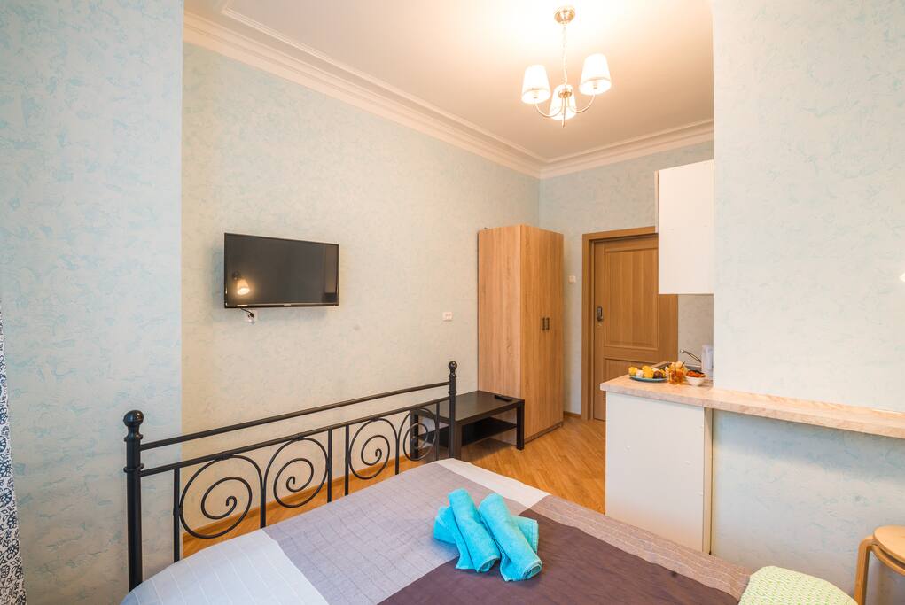 Двуспальная кровать с ортопедическим матрасом*****Double bed with orthopedic mattress.