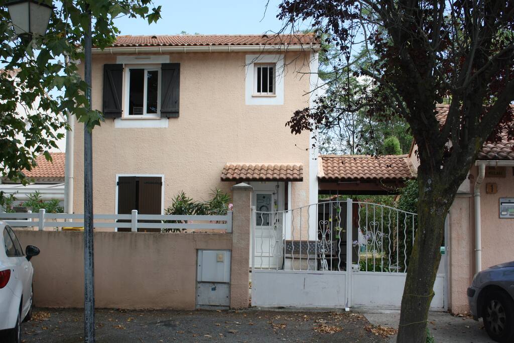 FAçADE AVANT + PARKING + PETITE COUR PRIVATIVE