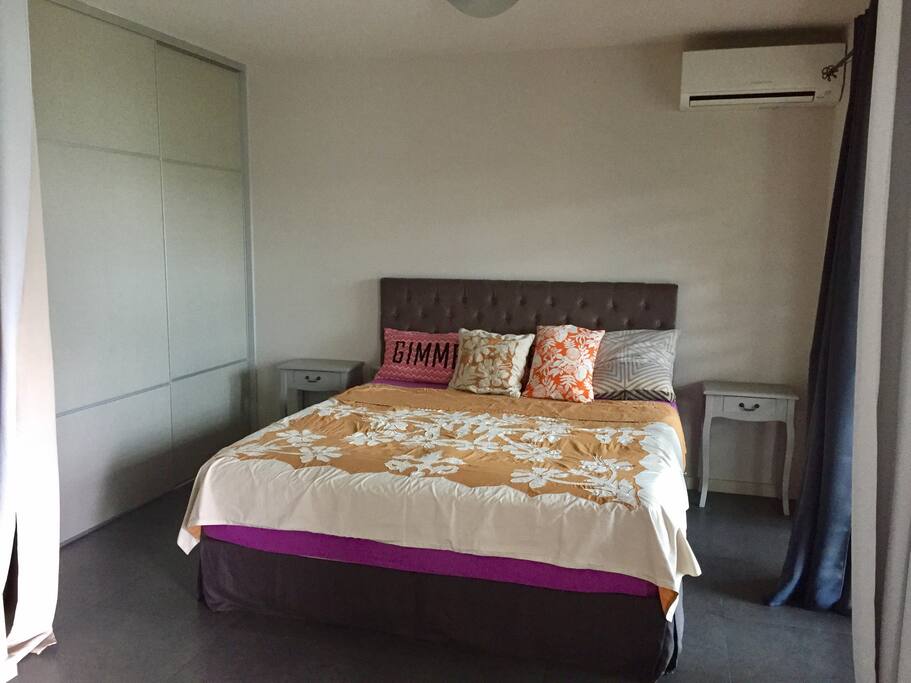 Chambre Lit Queen Size et grand placard encastré