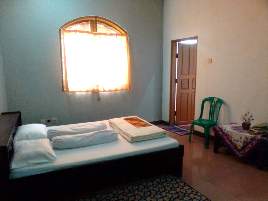kamar tidur utama cukup besar dgn kamar mandi di dalam