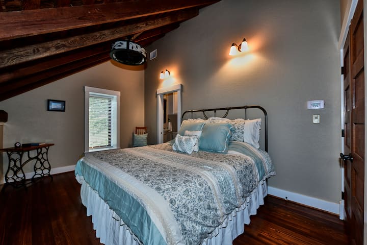 Tretia spálňa na poschodí má manželskú posteľ, malý stôl a kúpeľňu so sprchovacím kútom / vaňou pre tých, ktorí uprednostňujú vaňu.