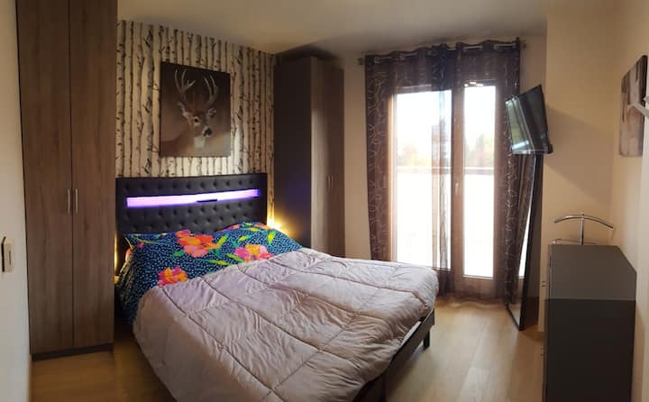 מיטת קווין סייז בחדר השינה הראשי
