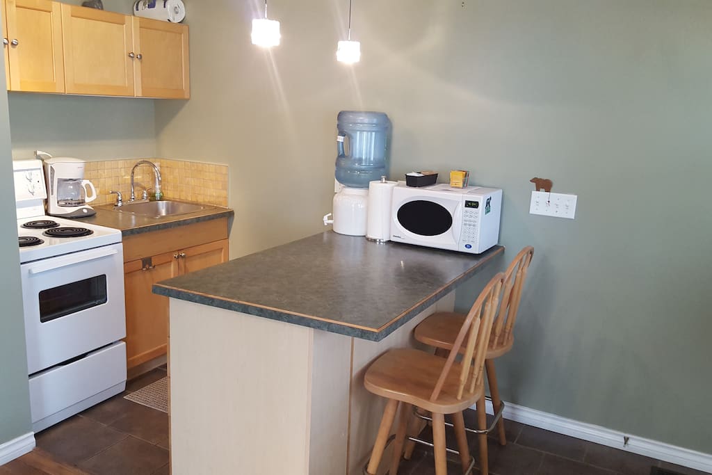 Fully Equipped kitchenette with eating bar